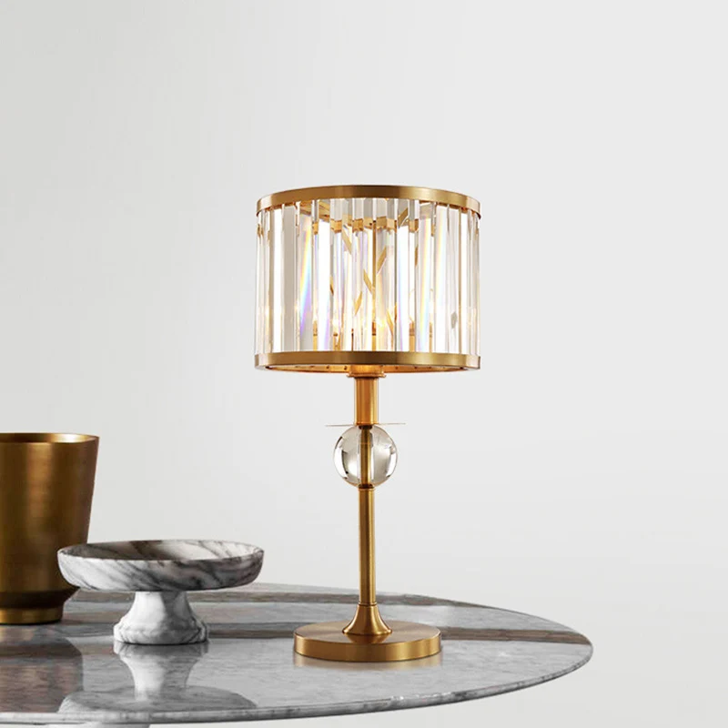 Nachttischlampe aus Messing mit 1 Kopf, postmoderne prismatische Kristall-Trommelschirm-Nachttischlampe Clearhalo