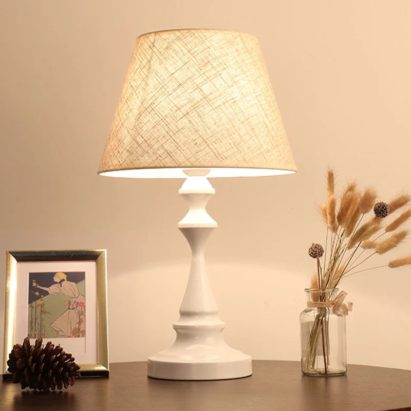Nordic Empire Shade Nachtlampe Stoff 1-flammige Wohnzimmertischleuchte mit Zylinder-/Tropfensockel Schwarz/Weiß Clearhalo