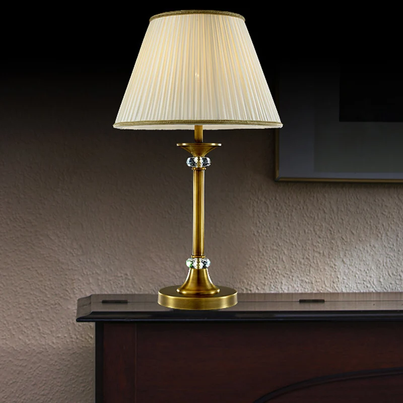 Postmoderne 1-Licht-Nachttischleuchte, weiße Kegel-Tischlampe mit plissiertem Stoffschirm Clearhalo