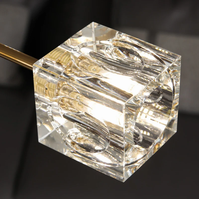 Postmoderne Deckenleuchte mit gebogenem Arm und halbbündiger Deckenleuchte aus kubischem Kristall mit 8 Köpfen Gold Clearhalo