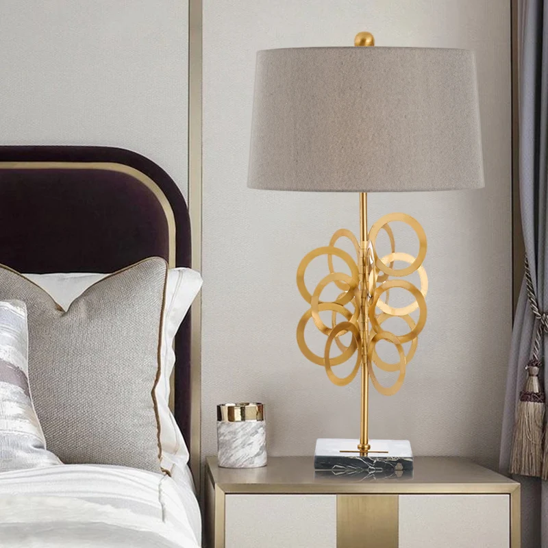Postmoderne Fass-Nachttischlampe aus Metall, 1 Kopf, Schlafzimmer-Stoff-Nachttischbeleuchtung Grau Clearhalo