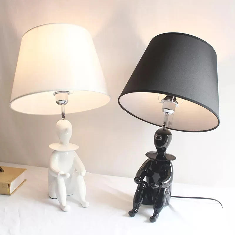 Schreibtischlampe „Sitting People“ aus Kunstharz mit konischem Schirm, 1 Glühbirne, moderne Schreibtischleuchte für die Kü...