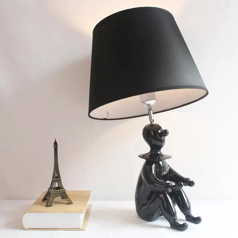 Schreibtischlampe „Sitting People“ aus Kunstharz mit konischem Schirm, 1 Glühbirne, moderne Schreibtischleuchte für die Kü...