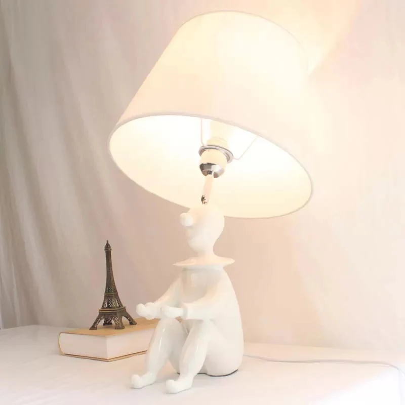 Schreibtischlampe „Sitting People“ aus Kunstharz mit konischem Schirm, 1 Glühbirne, moderne Schreibtischleuchte für die Kü...