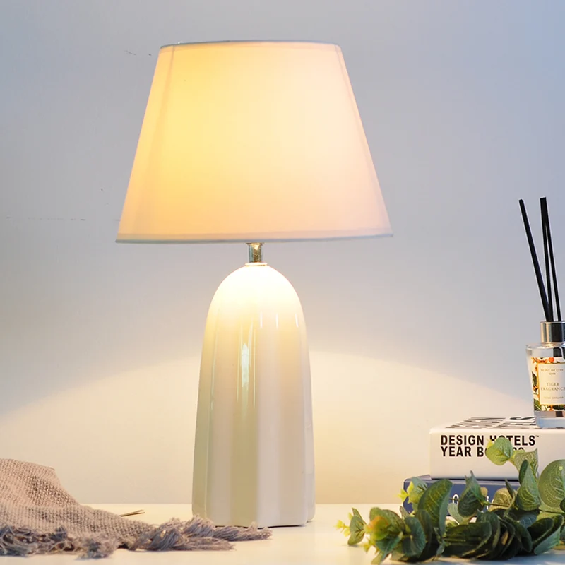 Stofffass-Tischleuchte Modernist 1 Glühbirne Weiß/Braun Nachtlampe mit Prisma-Keramiksockel Clearhalo