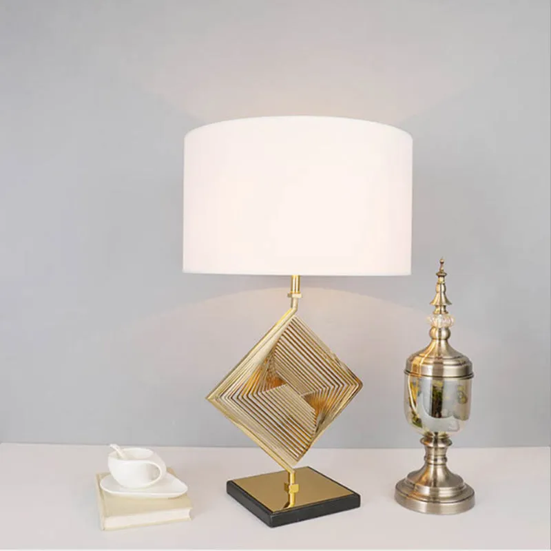 Traditionelle Drum-Arbeitsbeleuchtung aus Stoff, 1-flammige Schreibtischlampe Weiß mit quadratischer Metalldeko für den Na...