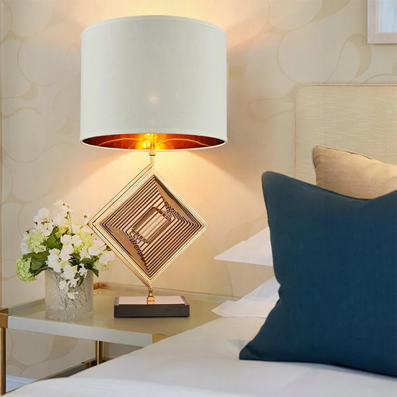 Traditionelle Drum-Arbeitsbeleuchtung aus Stoff, 1-flammige Schreibtischlampe Weiß mit quadratischer Metalldeko für den Na...