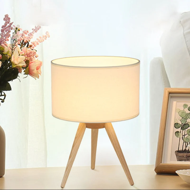 Trommelschirm-Stativ-Nachtlampe, Neuheit, minimalistische Stoff-Einzelzimmer-Tischleuchte aus Holz Clearhalo