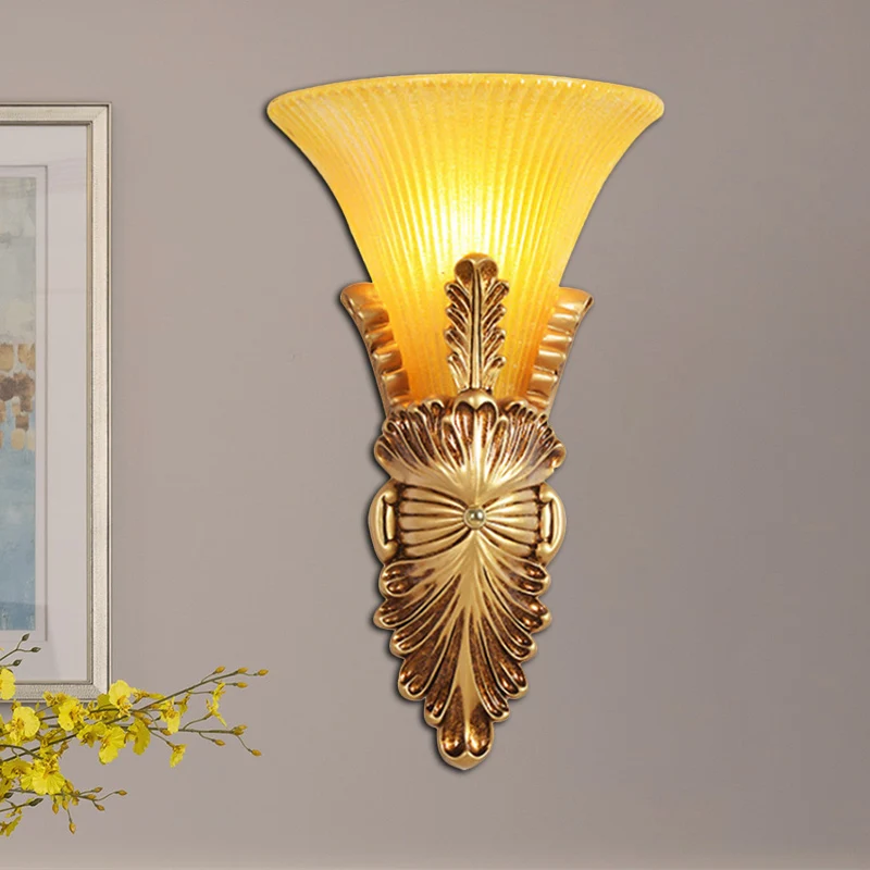 Wandleuchte mit 1 Kopf und Glockenschirm aus gelbem Glas und Schlafzimmer-Wandleuchte im Lodge-Stil aus Kunstharz Gold Cle...