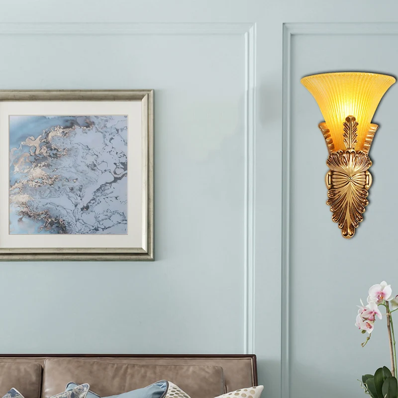 Wandleuchte mit 1 Kopf und Glockenschirm aus gelbem Glas und Schlafzimmer-Wandleuchte im Lodge-Stil aus Kunstharz Gold Cle...