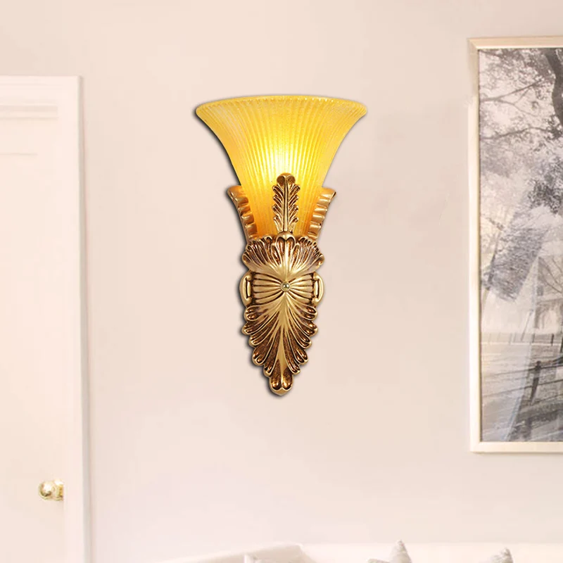 Wandleuchte mit 1 Kopf und Glockenschirm aus gelbem Glas und Schlafzimmer-Wandleuchte im Lodge-Stil aus Kunstharz Gold Cle...