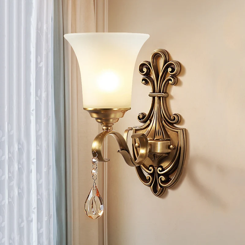 Weiße Glasglocken-Wandleuchte im Vintage-Stil, 1/2-Kopf-Schlafzimmer-Wandbeleuchtung mit Messing-Finish und klarem Kristal...