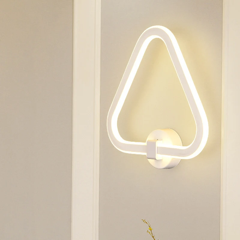 Weiße Wandleuchte mit dreieckigem Rahmen, moderne LED-Acryl-Wandleuchte für Balkon Clearhalo