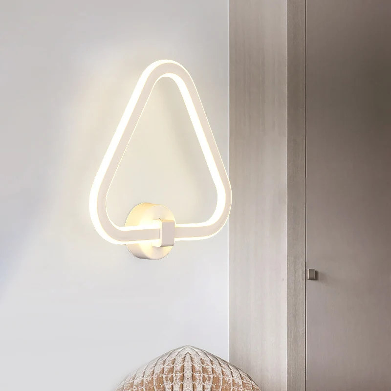 Weiße Wandleuchte mit dreieckigem Rahmen, moderne LED-Acryl-Wandleuchte für Balkon Clearhalo