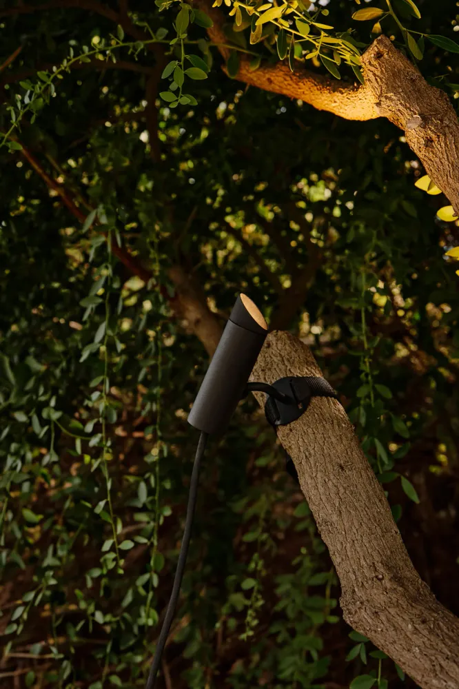FARO Barcelona Stehleuchte Clap, Aluminium schwarz, LED