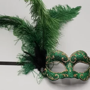 Ballmaske mit grünem Federbusch
