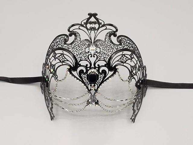 Filigrane Maske mit Ketten