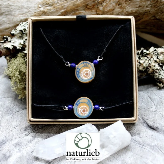 Schmuckset „Klare Vision“ – Amulett & Armband aus Lärchenholz mit Lapislazuli